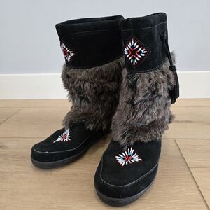 Minnetonka Beaded Faux-Fur Suede Leather Mukluk Moccasin Boots Black Women’s 10